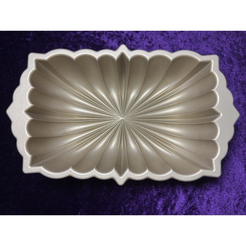 Nordic Ware Classic Fluted‎ Loaf Pan 6 Cups 1.4L  Cast Aluminum Gold 10" X 5.5"